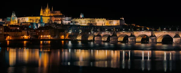 Vista Nocturna Del Castillo Praga Del Vitus Del Puente Catedral — Foto de Stock