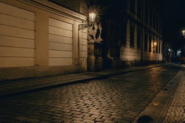 2021 'de Prag' ın eski kasabasında karanlık ve aydınlık bir kaldırım taşı caddesinin manzarası