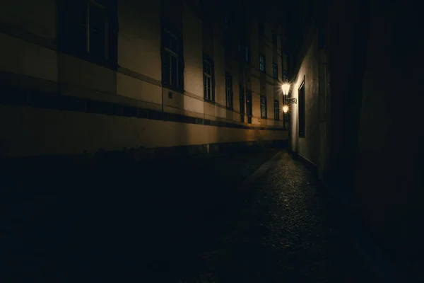 Utsikt Över Mörk Och Upplyst Kullerstensgata Gamla Stan Prag Natten — Stockfoto