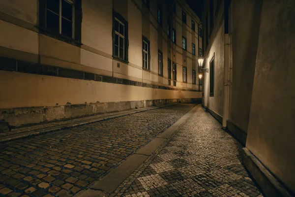 Vista Una Calle Empedrada Oscura Iluminada Casco Antiguo Prague Noche — Foto de Stock