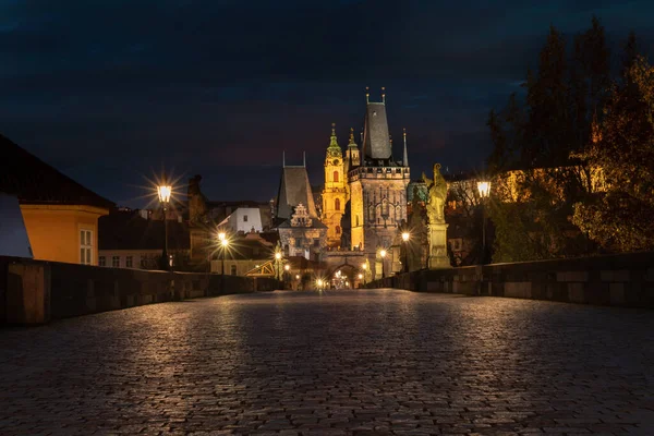 Старый Мощеный Тротуар Асфальтированным Карловым Мостом Центре Праги Заднем Плане — стоковое фото