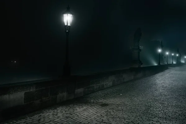 Candeeiros Rua Luz Deles Pedra Velha Charles Bridge Nevoeiro Noite — Fotografia de Stock