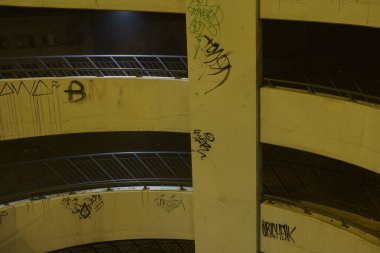 2021 'de Prag şehrindeki sislerin altında beton bir köprünün altında sokak lambaları.