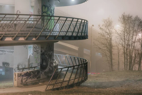 Farolas Barandillas Debajo Puente Hormigón Niebla Ciudad Praga Noche 2021 — Foto de Stock