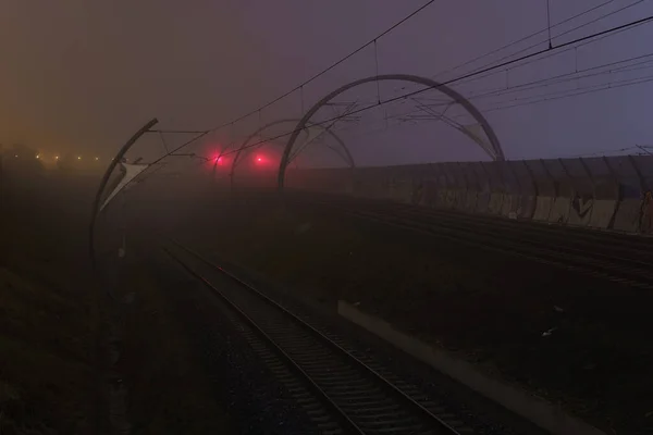 Уличные Фонари Бетонным Мостом Тумане Городе Праге Ночью 2021 Года — стоковое фото