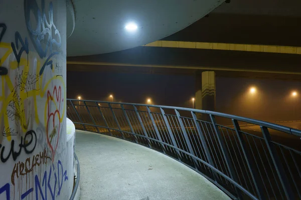 Köztéri Lámpák Korlátok Betonhíd Alatt Ködben Prága Városában 2021 Éjszakáján — Stock Fotó