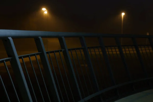 Вуличні Ліхтарі Поруччя Під Бетонним Мостом Тумані Місті Празі Вночі — стокове фото