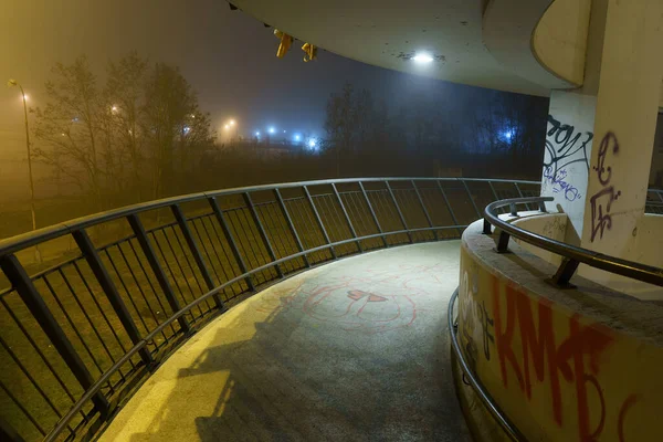 Köztéri Lámpák Korlátok Betonhíd Alatt Ködben Prága Városában 2021 Éjszakáján — Stock Fotó