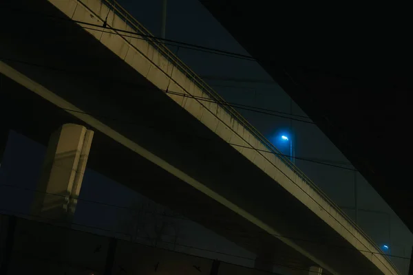 Уличные Фонари Бетонным Мостом Тумане Городе Праге Ночью 2021 Года — стоковое фото