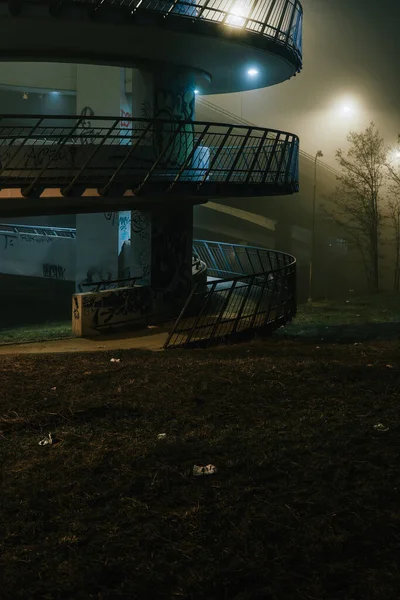 Lampadaires Sous Pont Béton Dans Brouillard Dans Ville Prague Nuit — Photo