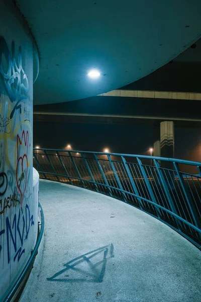 Вуличні Ліхтарі Поруччя Під Бетонним Мостом Тумані Місті Празі Вночі — стокове фото