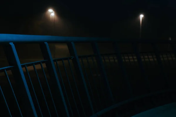 Уличные Фонари Перила Бетонным Мостом Тумане Городе Праге Ночью 2021 — стоковое фото