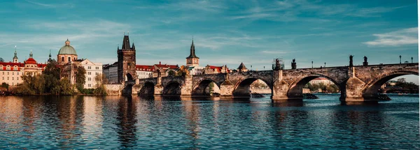 Panoramiczny Widok Mostu Karola Wełtawę Centrum Pragi Słoneczny Dzień 2021 — Zdjęcie stockowe