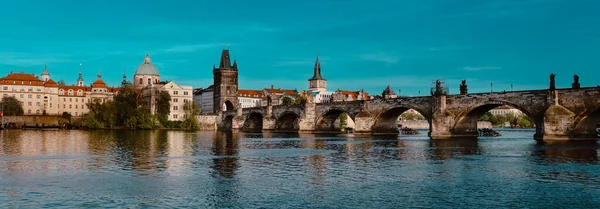 Panoramiczny Widok Mostu Karola Wełtawę Centrum Pragi Słoneczny Dzień 2021 — Zdjęcie stockowe