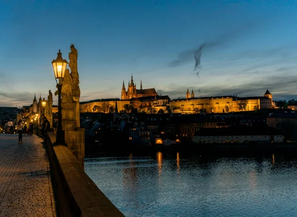 Lámpara Puente Carlos Río Moldava Fondo Castillo Praga Catedral San — Foto de Stock
