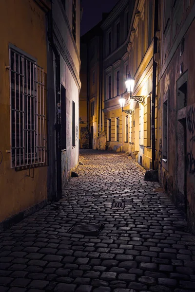 2021 Prag Eski Kasabasında Karanlık Aydınlık Bir Kaldırım Taşı Caddesinin — Stok fotoğraf