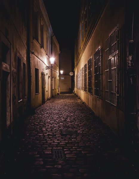 Vista Una Calle Empedrada Oscura Iluminada Casco Antiguo Prague Noche Imagen de stock