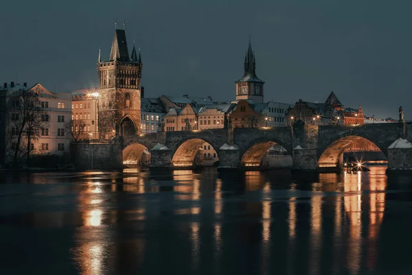 Zasněžený Starý Kámen Karlův Most Vltavě Zimě Večer Centru Prahy — Stock fotografie