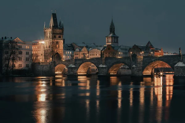 Nevoso Vecchio Ponte Carlo Pietra Sul Fiume Moldava Inverno Sera — Foto Stock