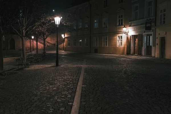 プラハのダウンタウンの街灯から照らされた歩道は — ストック写真