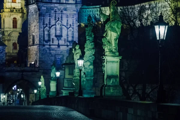 Світло Від Вуличних Вогнів Старих Статуй Мосту Кртель Вночі Центрі — стокове фото