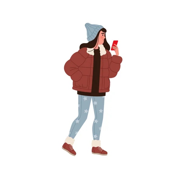 Dívka nebo žena v moderním zimním oblečení s chytrým telefonem v ruce stojí na ulici. Mladá žena v bundě, klobouku a džínách s hvězdným vzorem chatování online — Stockový vektor