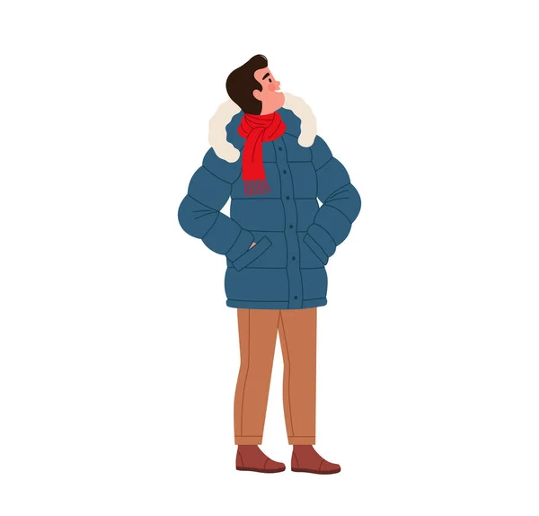 暖かいダウンジャケットと赤いスカーフの若い男が通りに立っていて、ポケットに手を上げています。男でスタイリッシュな冬服で写真のためにポーズ — ストックベクタ