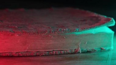 Sihirli ışığı olan eski tozlu bir kitap