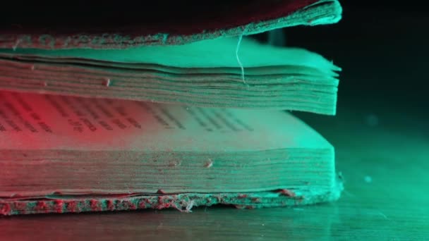 Стара Запилена Книга Магічним Світлом — стокове відео