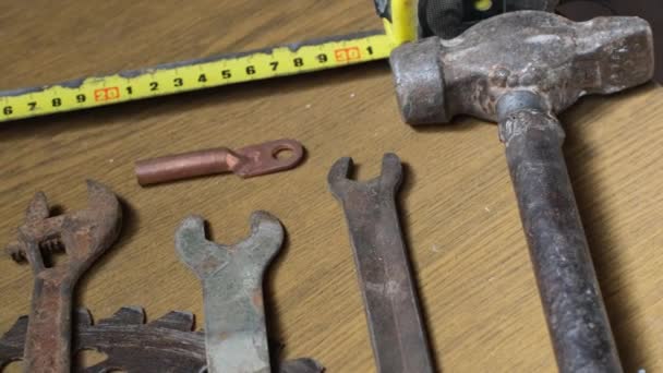 木制桌子上的旧生锈的工具 — 图库视频影像