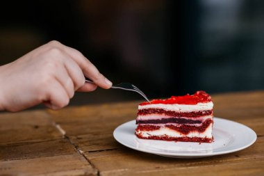 Tabakta kek. Kafede nefis bir pasta..