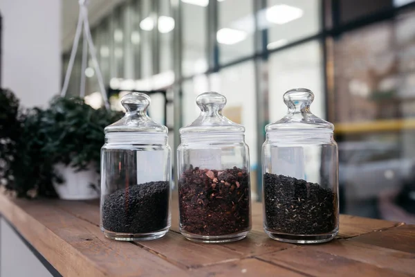 Lockerer Tee Glas Grüner Tee Mit Hibiskus Und Wildrose Kamille — Stockfoto