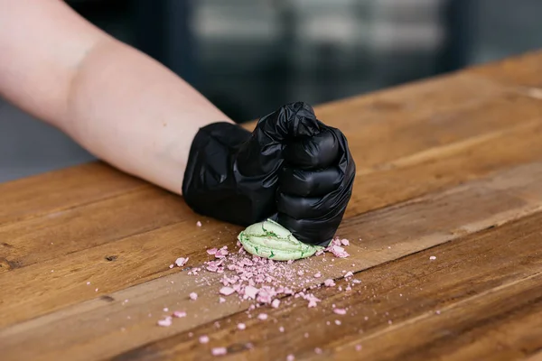 Flicka Med Makaroner Flicka Som Håller Makaroner Ett Träbord — Stockfoto