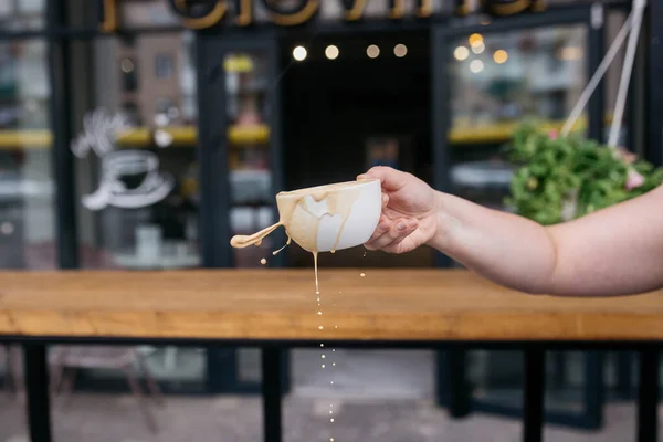 Mujer Sosteniendo Café Latte Arte Mesa Madera Cafetería Café Una — Foto de Stock