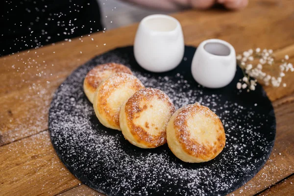Peynirli krep, ev yapımı geleneksel Ukrayna ve Rus kibritleri, seçici odaklanma. Tabaktaki peynirli kekler.