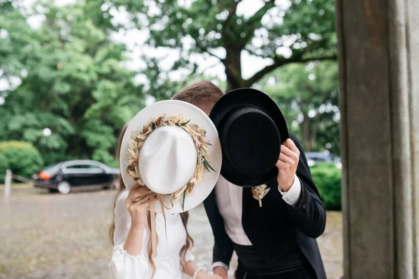 Braut Und Bräutigam Halten Hüte Den Händen Das Brautpaar Bei — Stockfoto