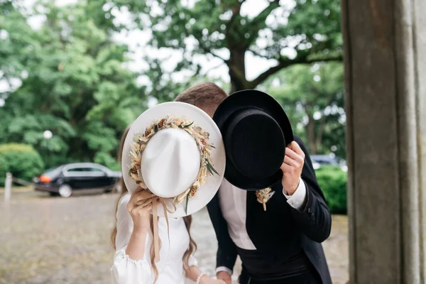 Bruid Bruidegom Houden Hoeden Hun Handen Bruid Bruidegom Bruiloft — Stockfoto