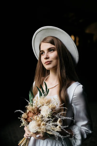 戴着帽子和花束的新娘 穿着白色衣服的新娘的画像 新娘的画像 穿着白色婚纱头戴白色礼帽的小女孩 — 图库照片