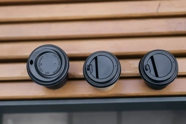 Pappbecher Mit Kaffee Mit Deckel Stehen Auf Einer Parkbank Sommertag — Stockfoto
