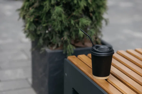 Eine Schwarze Kaffeetasse Aus Papier Mit Deckel Steht Auf Einer — Stockfoto
