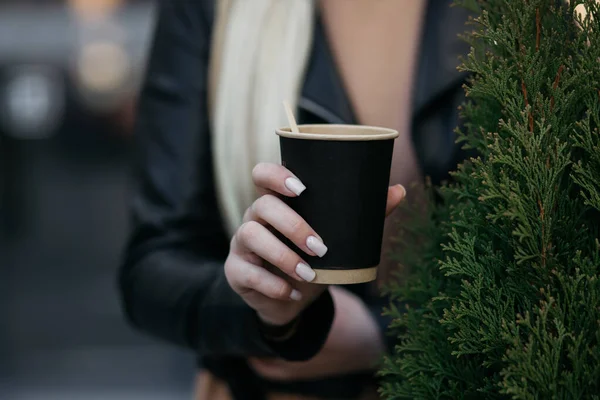 Girl Holding Cardboard Cup Paper Coffee Cup Woman Hand Store — Stockfoto