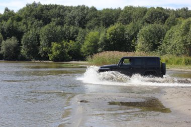Jeep wrangler sınırsız sahara ormanda, Rusya Federasyonu