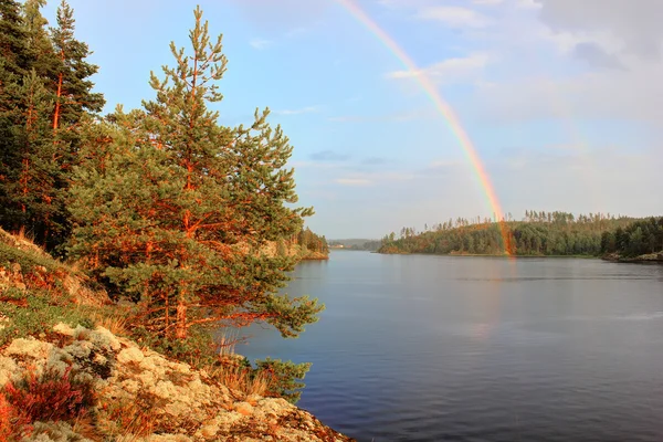 Arc-en-ciel sur le lac Ladoga, Carélie, Russie — Photo