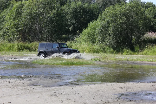 Jeep wrangler unlimited sahara w lesie, Rosja — Stockfoto