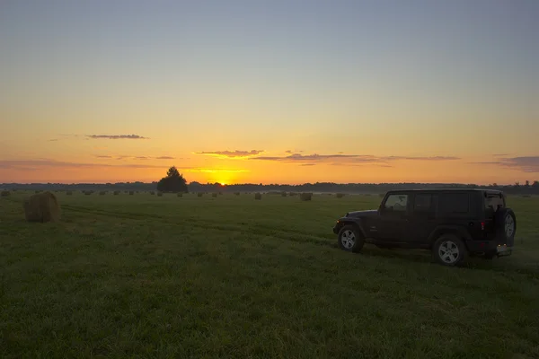 Jeep Wrangler en el campo, región de Novgorod, Rusia — Foto de Stock