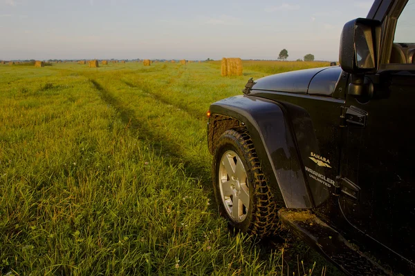 Jeep Wrangler en el campo, región de Novgorod, Rusia — Foto de Stock