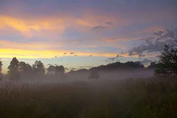 La gavilla de heno al amanecer, región de Novgorod, Rusia — Foto de Stock