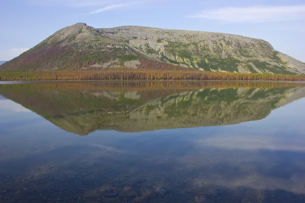 禿げた山の湖、kola 半島ロシア ムルマンスク地域に — ストック写真