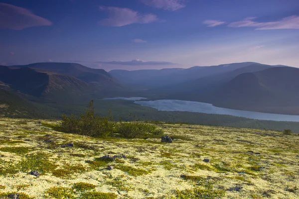 禿げた山の湖、kola 半島ロシア ムルマンスク地域に — ストック写真