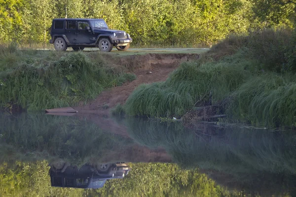 Jeep wrangler στο δάσος, περιοχή Νόβγκοροντ, Ρωσία — Φωτογραφία Αρχείου